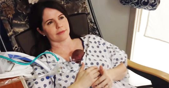 Madre carga por primera vez a su bebé de 365 gramos dos semanas después del parto