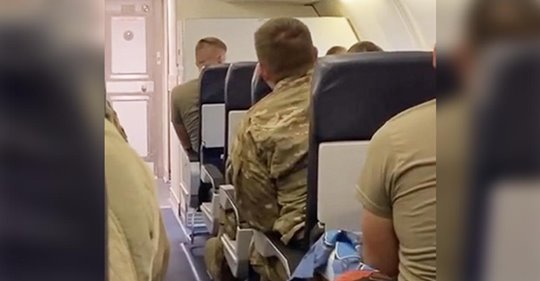 Soldados desplegados durante 11 meses cantan Take Me Home, Country Roads  en el vuelo de regreso a casa