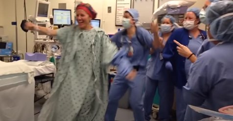 Doctora con cáncer nos levanta el ánimo a todos bailando al ritmo de Beyoncé antes de someterse a una doble mastectomía