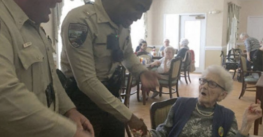 Mujer de 100 años es arrestada en su cumpleaños para poder tachar algo de su lista
