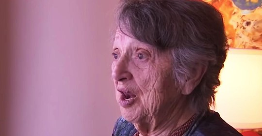 Mujer que no tiene a nadie pasa 69 años creyendo que su bebé murió al nacer, y un día oye una voz que dice: 