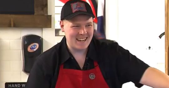 Un hombre con autismo abre su propio café luego de que nadie le diera empleo