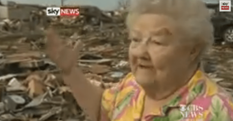 Tras un tornado, una mujer encuentra a su perro perdido mientras la graban