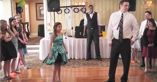 Papá demasiado tímido para bailar con su hija impresiona a la audiencia cuando despliega sus movimientos