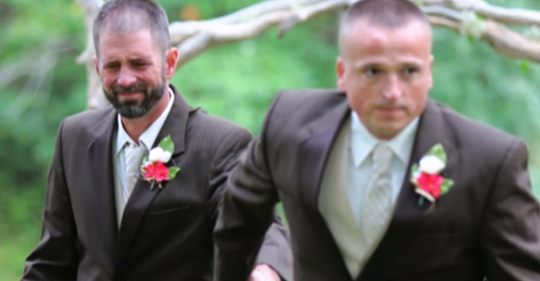 Él detuvo la boda de su hija para que su padrastro pudiera caminar por el pasillo