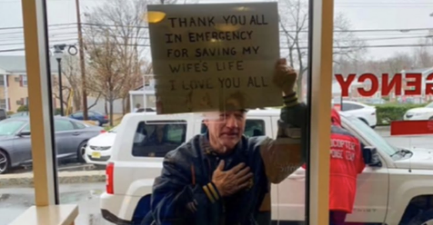 Hombre muestra cartel de “Gracias” a los médicos de Emergencias que salvaron la vida de su esposa