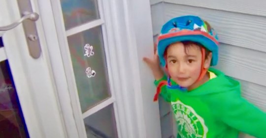 Niño de tres años libera a su anciana vecina que había estado encerrada en su sótano
