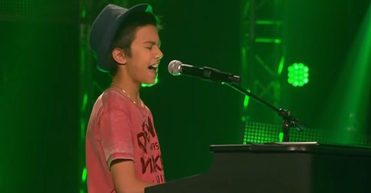 Un chico de 14 años le derrite el corazón a los jueces cantando 