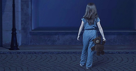 Taxistas encuentran a una niña de 4 años vagando por las calles a las 2:30 de la madrugada