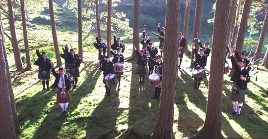 Un grupo de gaiteros hace sonar en un bosque su conmovedora interpretación de “Fight Song”