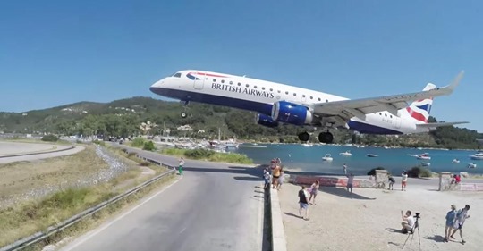 Avión de pasajeros pasa a unos metros de la cabeza de un turista mientras aterriza
