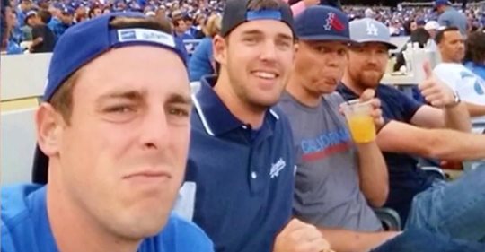 4 hombres envían una selfie a sus madres y estas les envían otra de vuelta