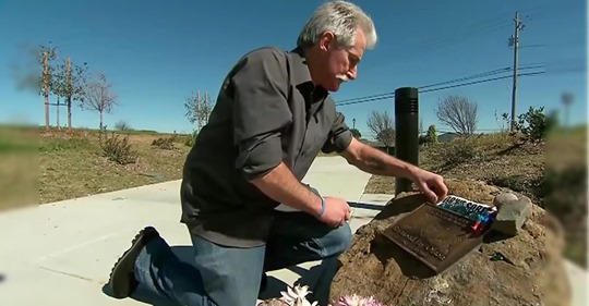 El padre le hacía un memorial a su hijo muerto pero los propietarios del terreno le dejaron una carta