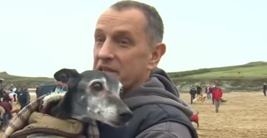 Cientos de personas acompañaron a este viejo perrito en su último paseo por su playa favorita