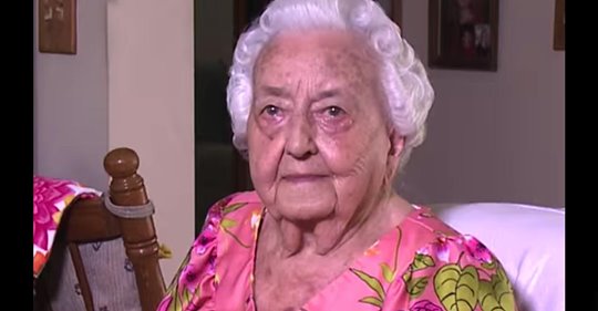 Una mujer de 100 años ha tejido desde que tiene 12 años, regala cada centavo de sus ingresos