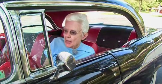 Mujer muestra su Chevrolet antiguo, el único auto que ha conducido desde que lo compró en 1957