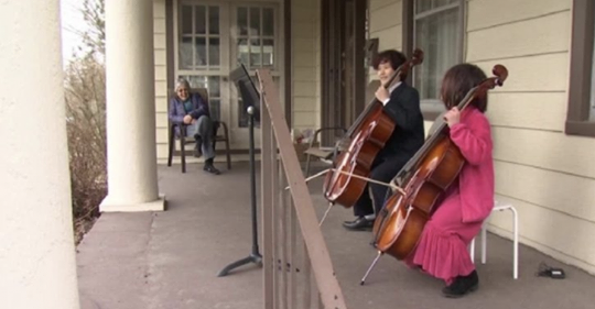 Vecinos interpretan música desde su porche para entretener a mujer aislada por Coronavirus