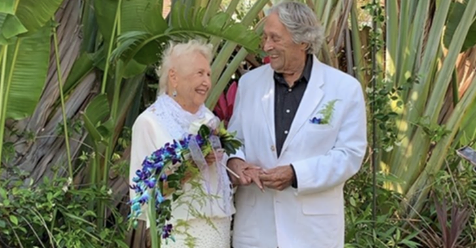Enamorados de 91 años se casan durante el Coronavirus en boda pequeña e íntima