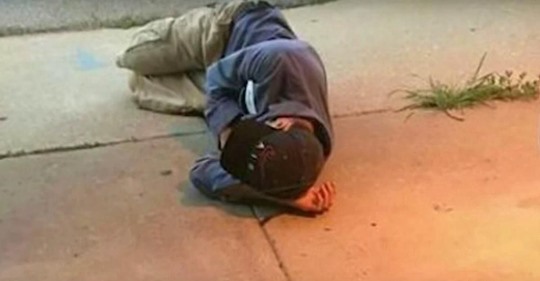 Hombre sin hogar duerme fuera del refugio de animales con la esperanza de que hayan encontrado a su perra perdida