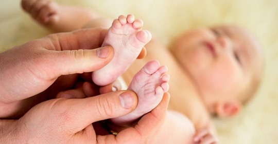 Su bebé no dejaba de llorar, el doctor en emergencias examinó los dedos de sus pies