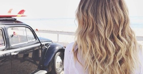 Olas de la playa: Cómo hacer que tu cabello se ondule, obteniendo un efecto natural