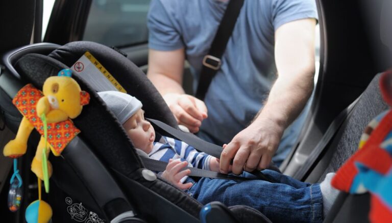 Razones por las que no debes dejar dormir a tu bebé en la silla del coche