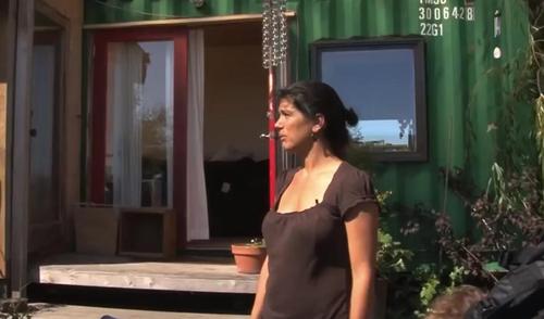 Madre soltera utiliza un contenedor para construir su propia casa