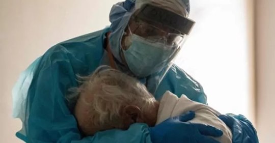 La historia que se esconde detrás de la fotografía del médico abrazando a un anciano con Covid 19