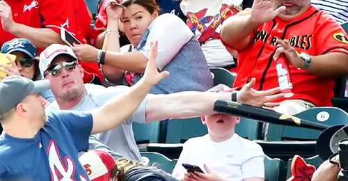 Un papá protegió a su hijo cuando un bate de béisbol fue volando hacia las gradas