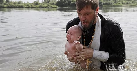 El rito ortodoxo del bautizo, posible causa de la muerte de un bebé de seis semanas en Rumanía