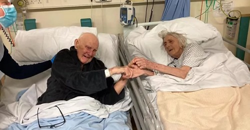 Una pareja de ancianos se despide en el hospital antes de morir por Covid-19 tras pasar juntos 70 años