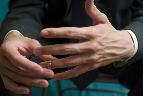 Llevar un anillo de boda significa más de lo que se suele creer y aquí tienes las razones