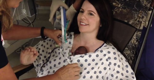 8 enfermeras ayudan a mamá a cargar a su bebé de 12oz por primera vez, y está feliz