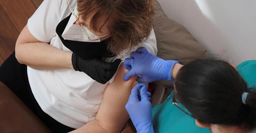 Castilla y León suspende la vacunación con AstraZeneca por precaución y el Gobierno lo desautoriza