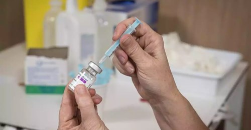 Fallece un hombre en España dos horas después de ponerse la vacuna de AstraZeneca