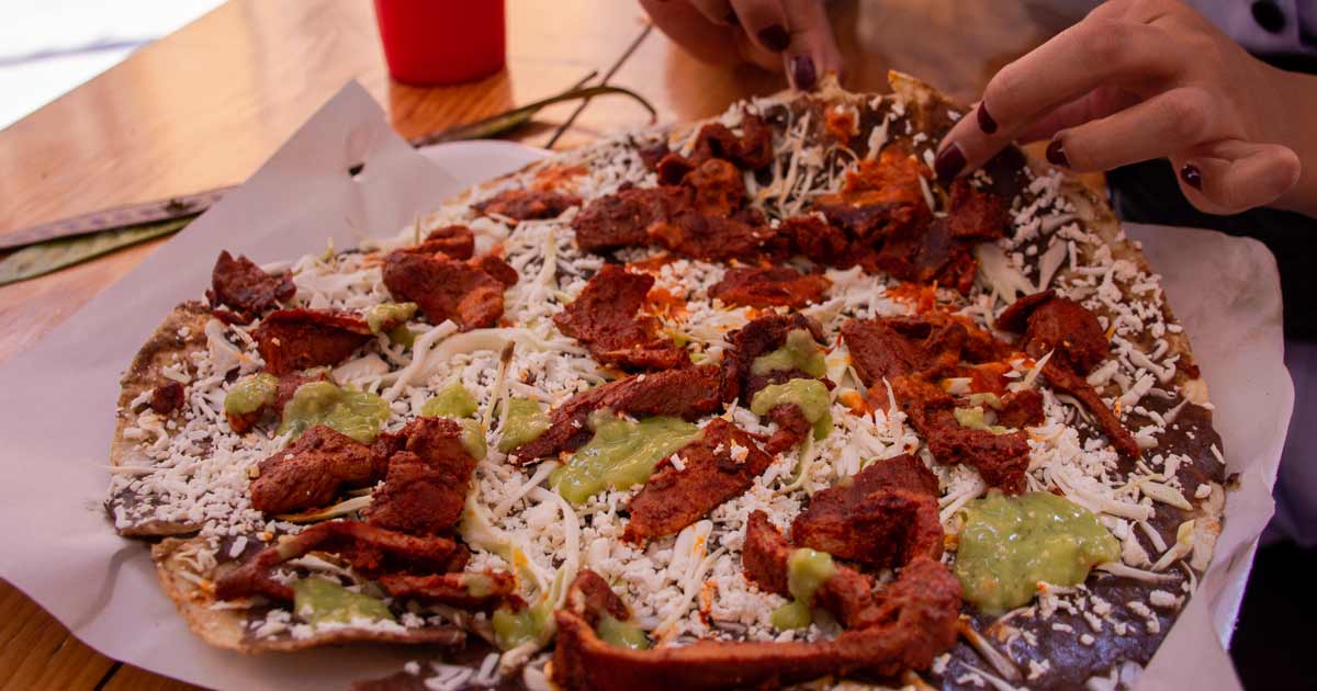 La tlayuda de México es coronada como la mejor comida callejera de Latinoamérica