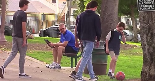 Adolescentes acosan a un niño en un parque hasta que un hombre en un banco cambia la situación rápidamente