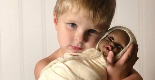 Un niño de 4 años tiene una sesión de fotos con su muñeca favorita