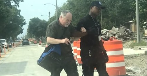 Un conductor salta para agarrar a un anciano ciego en el autobús, pero no se da cuenta de que está siendo grabado