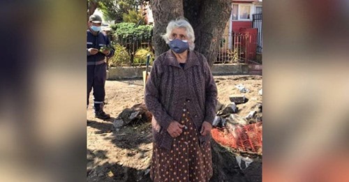 Una abuelita de 80 años se enfrenta a quienes iban a talar un árbol «para embellecer al ciudad»