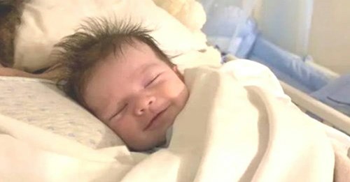 Captan a un bebé sonriendo mientras duerme en los brazos de su madre fallecida