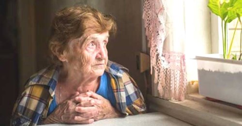 Una abuelita de 87 años suplica desconsolada que le paguen el alquiler para sobrevivir