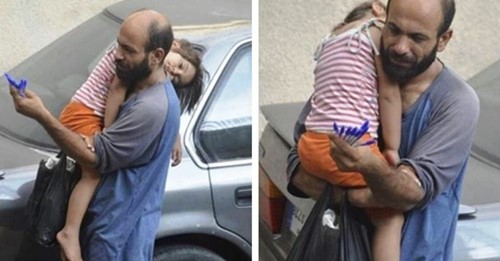 Ayudan al padre que vende bolígrafos en la calle con su hija en brazos para sobrevivir