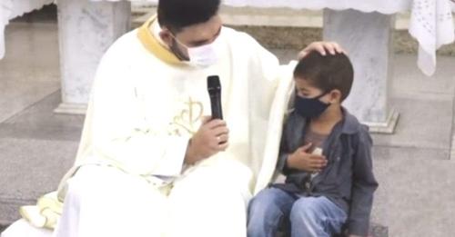 Interrumpe la misa para pedirle al cura que rece por su tío – «Este niño me tomó por sorpresa»