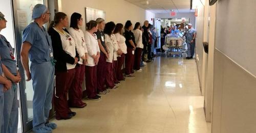 Más de 100 empleados del hospital se alinean en pasillo para honrar a enfermera fallecida que donó sus órganos – a elogiarla