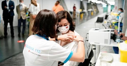 Isabel Díaz Ayuso se vacuna contra el Covid-19 en el WiZink Center