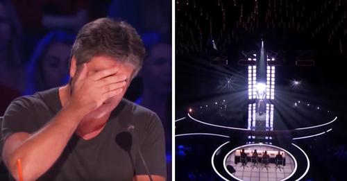 El concursante favorito botón dorado de Simon toma el escenario y lo conmueve hasta las lágrimas con su emotiva voz