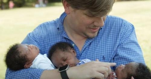 Una pareja de personas blancas da a luz a trillizos negros después de atravesar un proceso de adopción de embriones