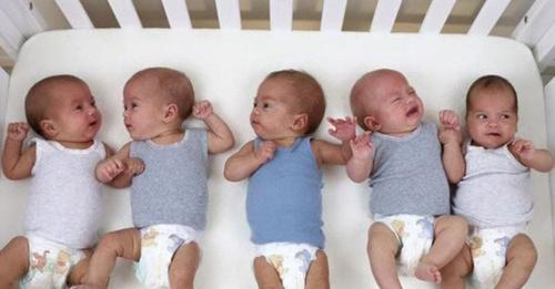 Los padres de unos quintillizos renuncian a hacerse cargo de 4 bebés «porque solo querían uno»