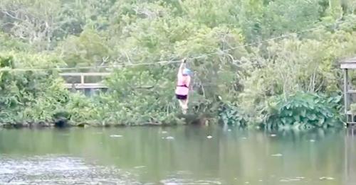 Una mujer se lanzó de un cable, y un caimán saltó del agua para comérsela